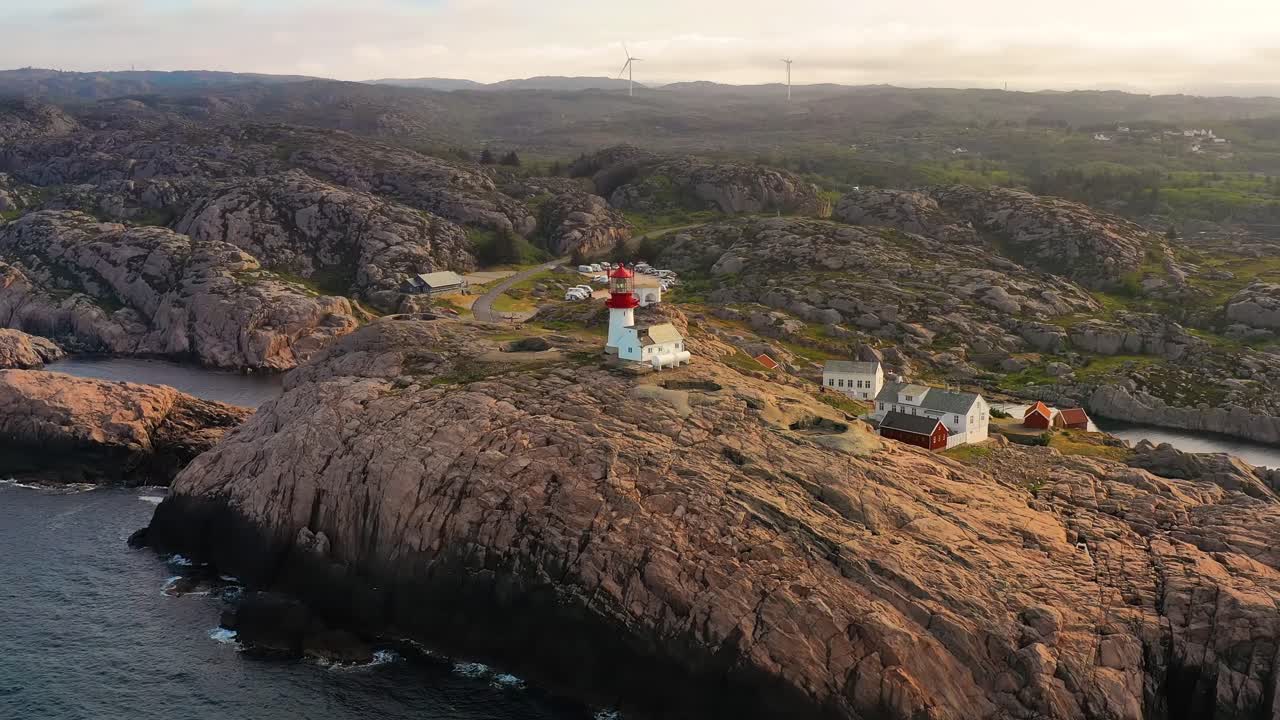 faro costero. el faro de lindesnes es un faro costero en el extremo sur de noruega.