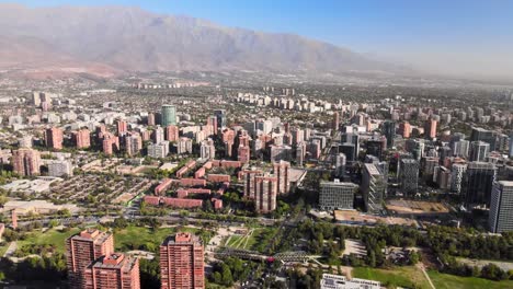 Vista-Aérea-De-Santiago-De-Chile,-La-Principal-Parte-Residencial-De-La-Ciudad-De-Las-Condes-En-Un-Día-Soleado