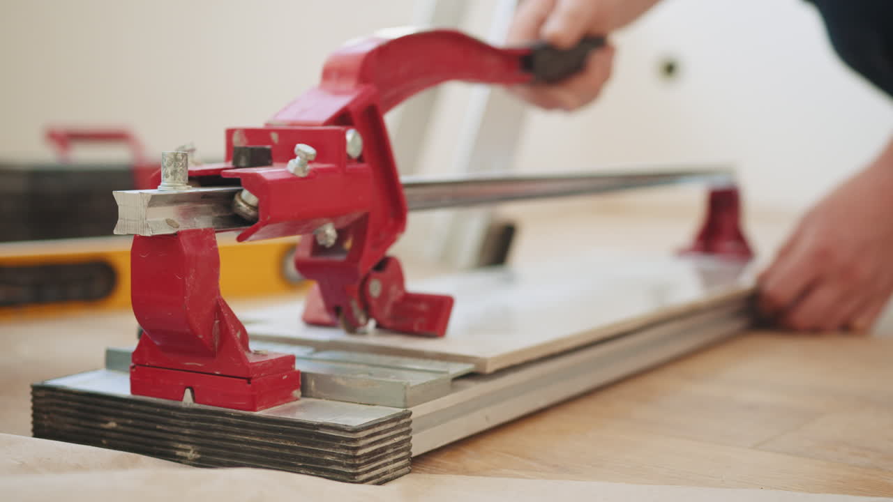 el uso de un cortador de azulejos para instalar azulejos