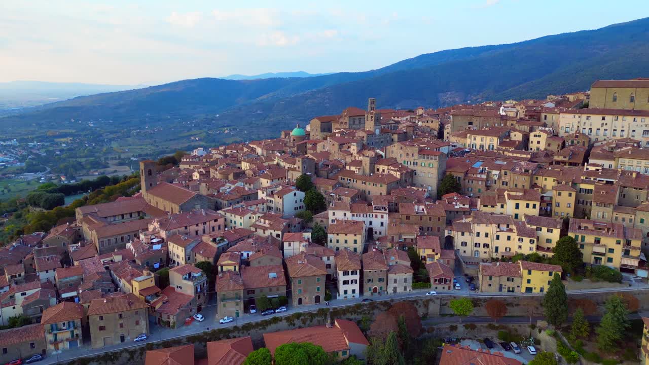 cortona es un pueblo medieval italiano de montaña en la toscana.