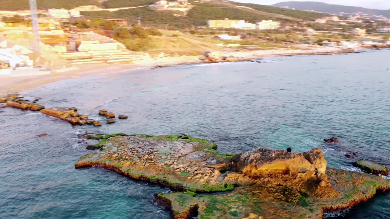 Rotsuitstulping met mos voor de kust van Batroun in Noord-Libanon.