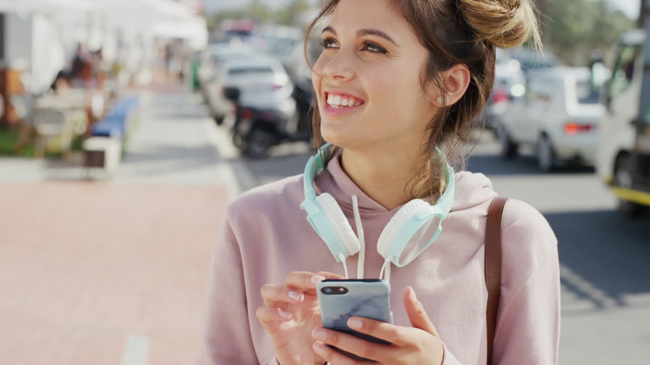 mujer, mecanografía telefónica y redes sociales en la ciudad