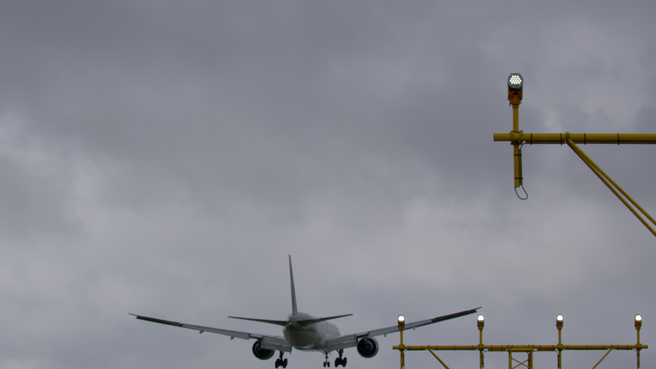 посадка самолета в облачных условиях