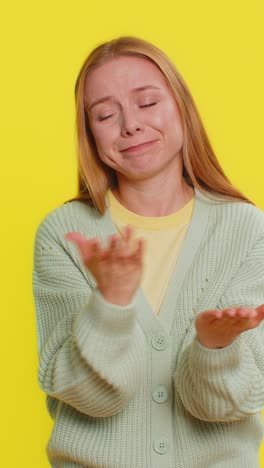 una joven triste pierde siendo sorprendida por los resultados de la lotería mala fortuna pérdida mala suerte noticias de la fortuna