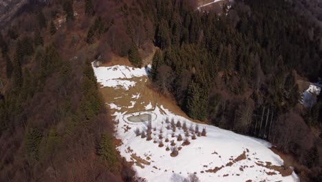 Vista-Aérea-De-La-Ladera-Cubierta-De-Nieve-Con-Orobie-Cattedrale,-Disparo-De-Paralaje-Para-Revelar-Montañas-Nevadas-Y-Bosques-Del-Valle