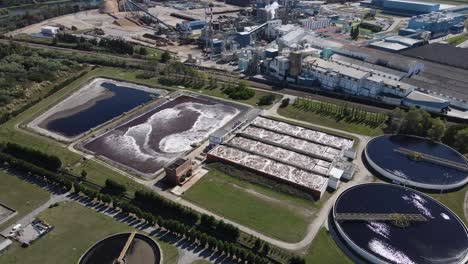 Vista-Aérea-De-Una-Estación-De-Tratamiento-De-Aguas-Industriales