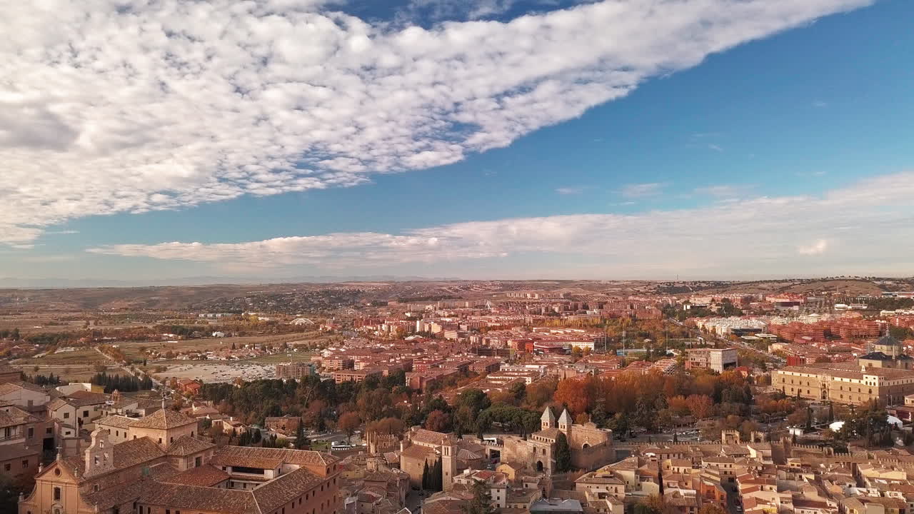 Dronekuva: Unescon maailmanperintökohde Toledo, Espanja, auringonlaskussa