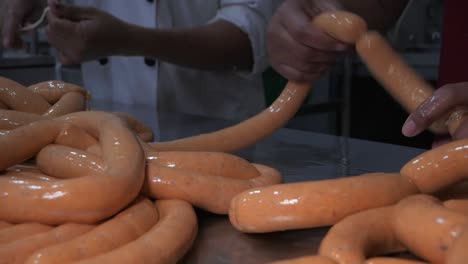 Wurst-Fleisch-Prozess-Fabrik-Produktion-Handgemacht-Geräuchert-Gekocht-Wrap-Hackfleisch-Gewürz