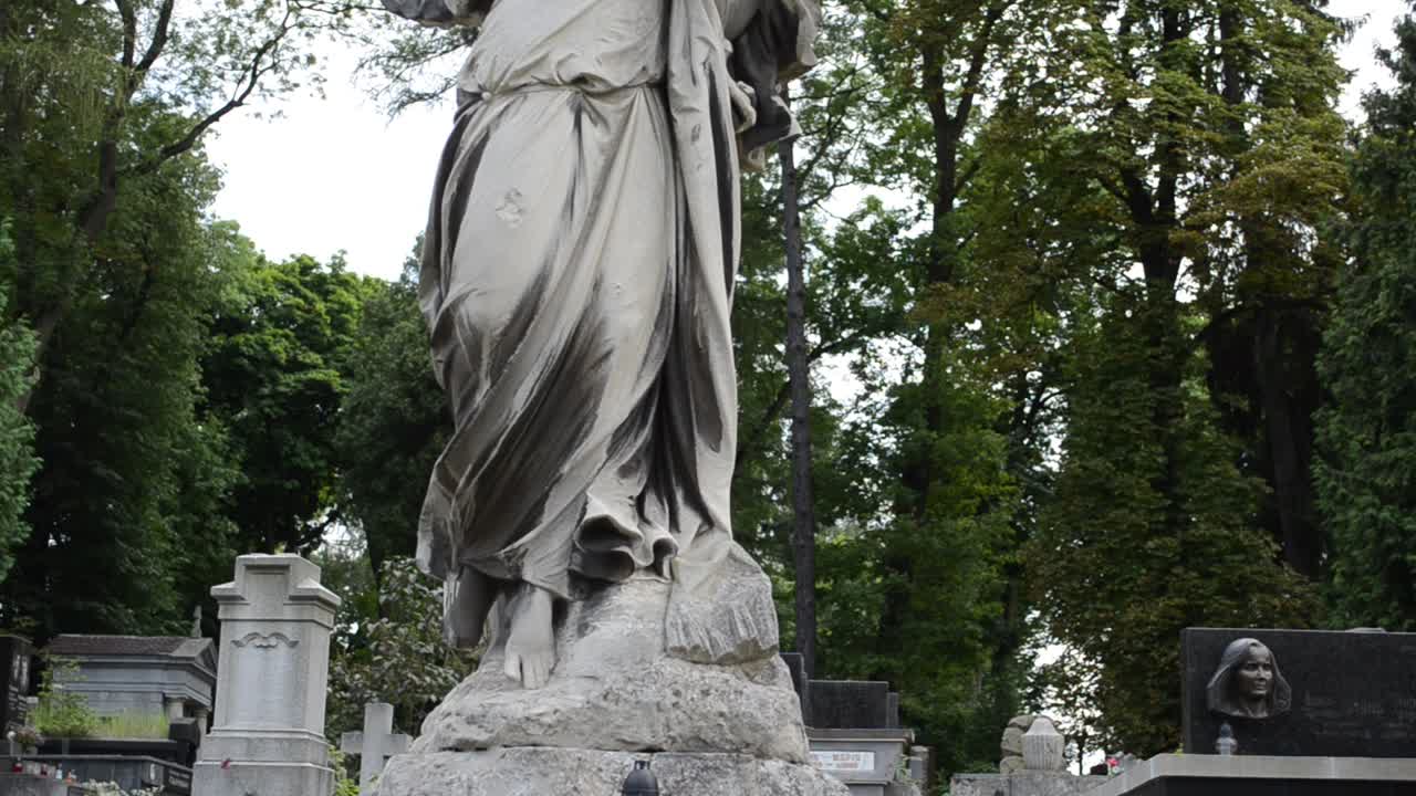 La donna con le ali. Leopoli, Ucraina. Cimitero di Lychakiv, il complesso storico-memoriale (dal 1991) a Leopoli, nel quartiere storico di Lychakiv, uno dei cimiteri più antichi dell'Ucraina.