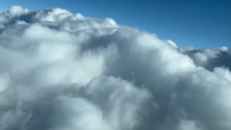 Wolkenszene,-Aufgenommen-In-Einem-Echtzeitflug,-Wie-Sie-Die-Piloten-Sahen,-Als-Sie-über-Einen-Himmel-Voller-Stürmischer-Wolken-Flogen