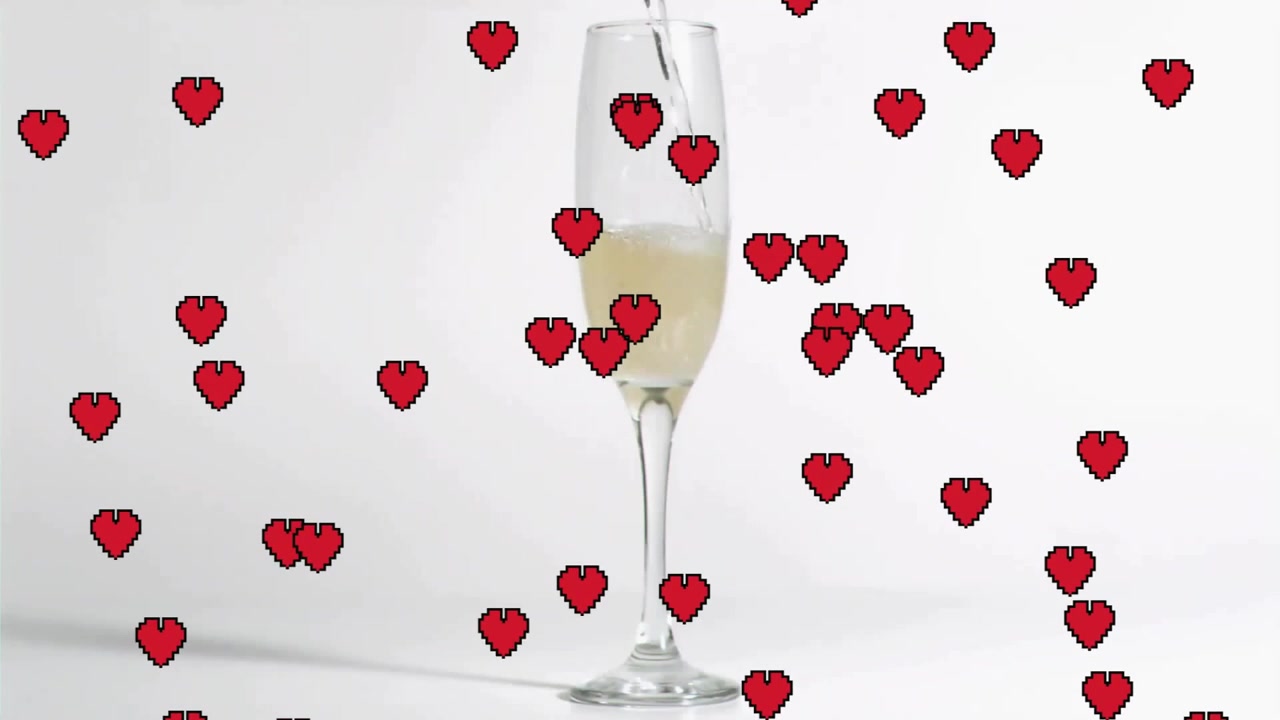 Versando liquido in un flûte da champagne, creando bollicine che salgono e cuori pixelati fluttuanti per una festa