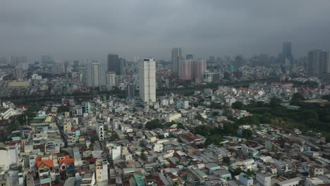 Saigon,-Ho-Chi-Minh-Stadt,-Vietnam,-Drohnenaufnahmen-Am-Frühen-Morgen,-Die-über-Den-Vierten-Bezirk-Fliegen,-Mit-Blick-Auf-Den-Ersten-Bezirk-Und-Den-Ben-Nghe-Kanal