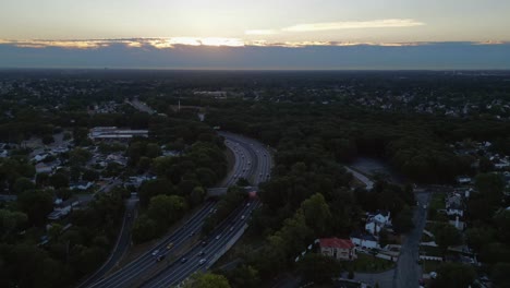 Ein-Luftzeitraffer-Einer-Autobahn-Bei-Sonnenaufgang