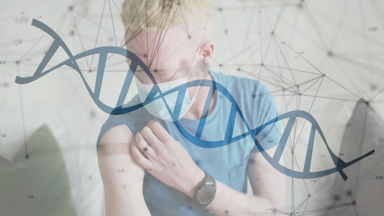 Paziente mascherato che si arrotola la manica e si strofina il braccio mentre prepara un'iniezione sotto un'overlay di DNA