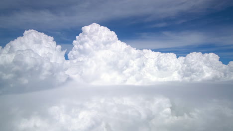 飛行機の窓からの白い雲の乗客 ⁇