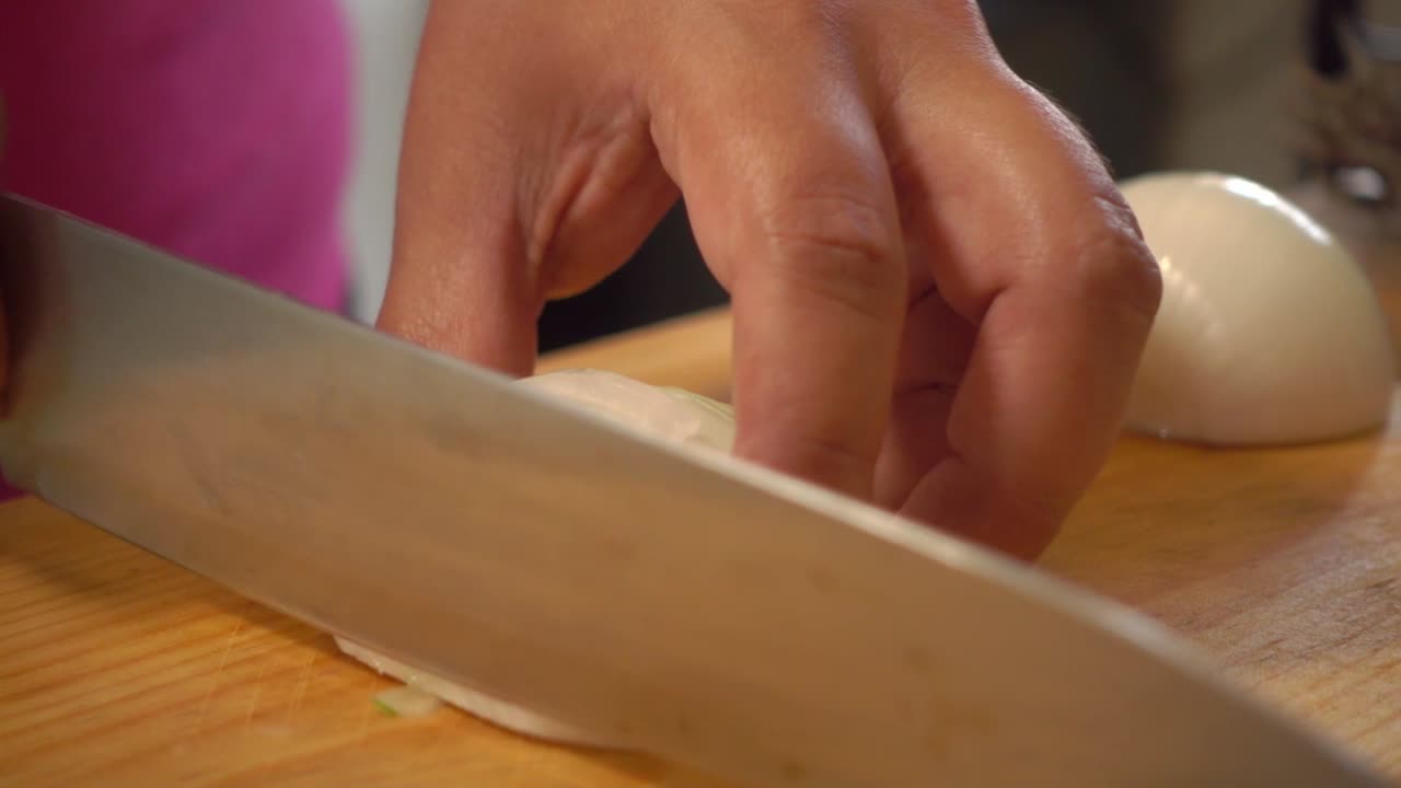 una cebolla blanca en rodajas y en cubitos en una tabla para cortar