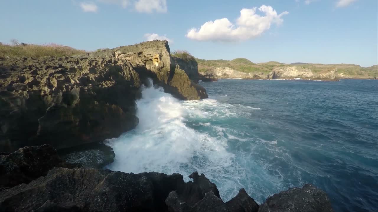 olas golpeando las rocas de la costa sureste de bali.