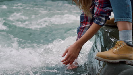 Frauenhände-Berühren-Wasser-Im-Fluss