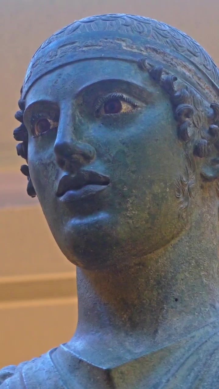 Delfi, Grecia, 30 agosto 2019 Statua in bronzo dell'Auriga di Delfi antico