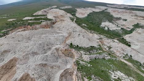 gran cantera en la ladera de la montaña que causa erosión y escombros