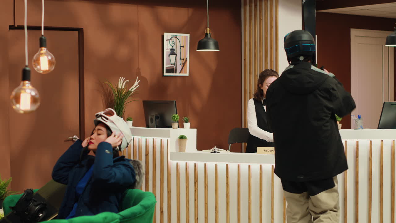 소녀에게 경사 방향을 묻는 손님