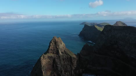 Toma-De-Drones-De-La-Costa-Con-Acantilados-De-Las-Islas-En-Madeira