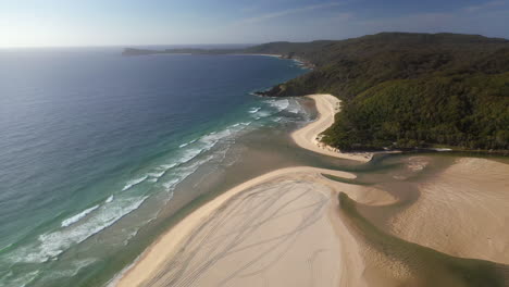 Cinemática-Reveladora-Toma-De-Drones-De-Sandbar-Beach-Y-El-Mar-De-Tasmania-En-Nueva-Gales-Del-Sur,-Australia