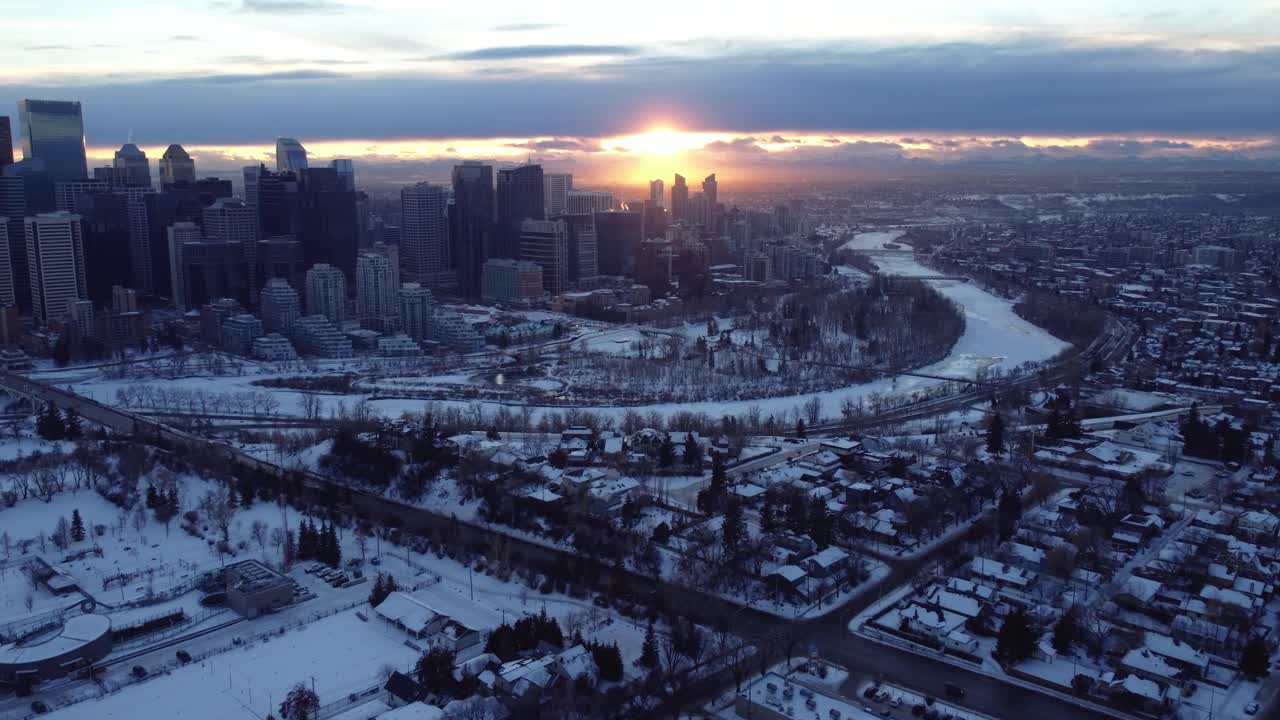 explorando el centro de calgary desde arriba con un dron durante una puesta de sol de invierno