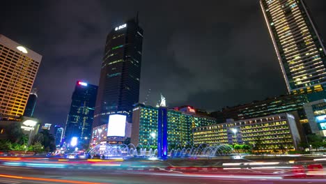 iluminación nocturna centro de la ciudad de jakarta famoso tráfico calle círculo fuente timelapse panorama 4k indonesia