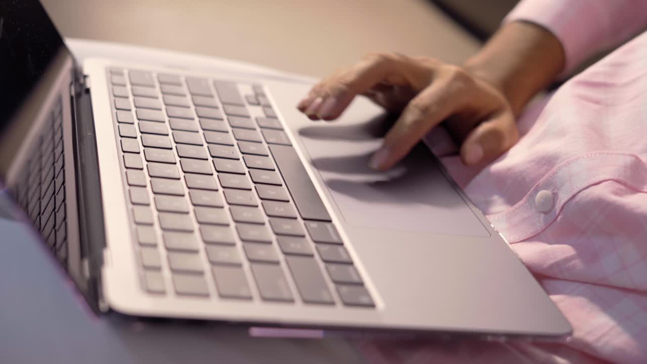 manos trabajando en el primer extremo del portátil