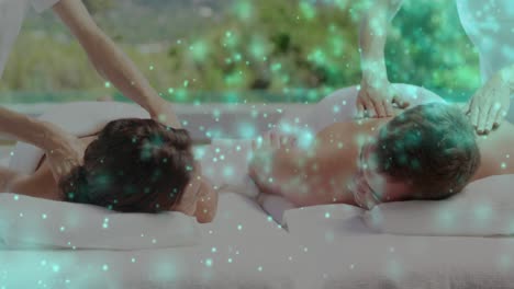 animación de puntos de luz sobre una pareja caucásica recibiendo masaje