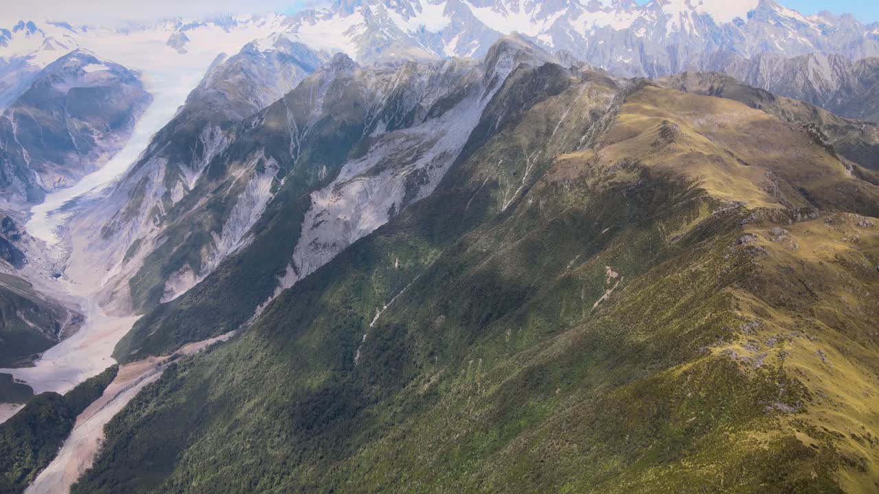 hermoso paisaje de nueva zelanda - altas montañas rocosas con picos nevados y el glaciar fox - panorámica aérea
