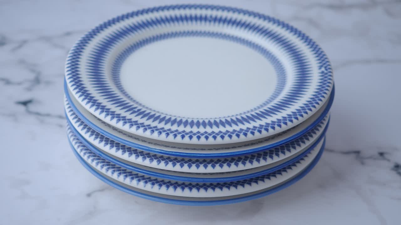 pila de placas decorativas azules y blancas