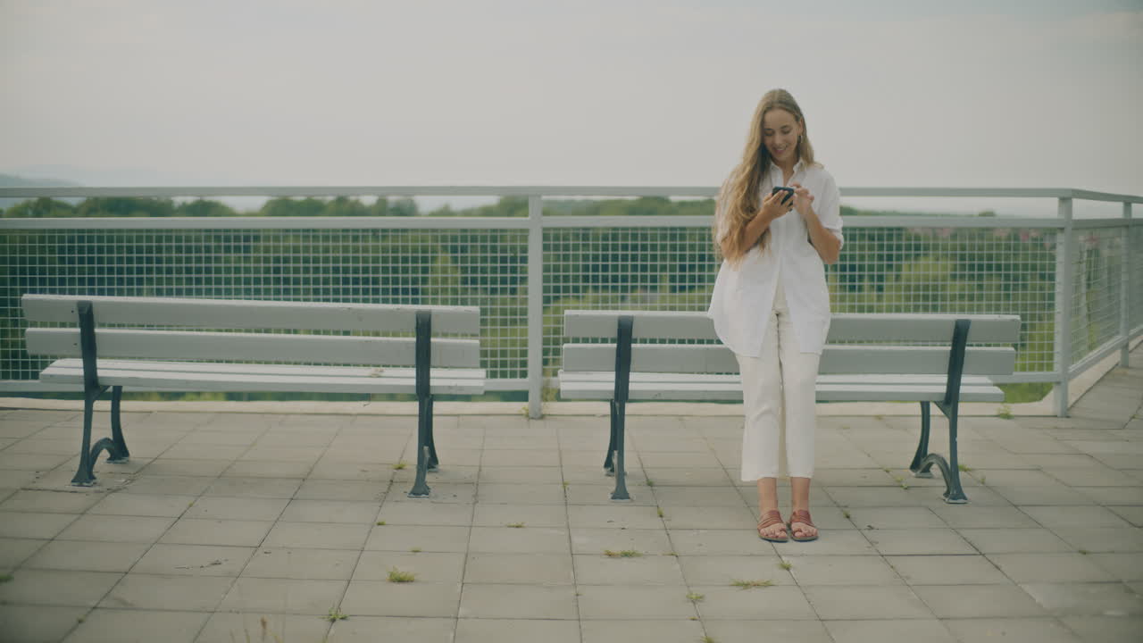 소셜 미디어를 검색하는 즐거운 여성