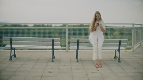 vreugdevolle vrouw die op sociale media surft