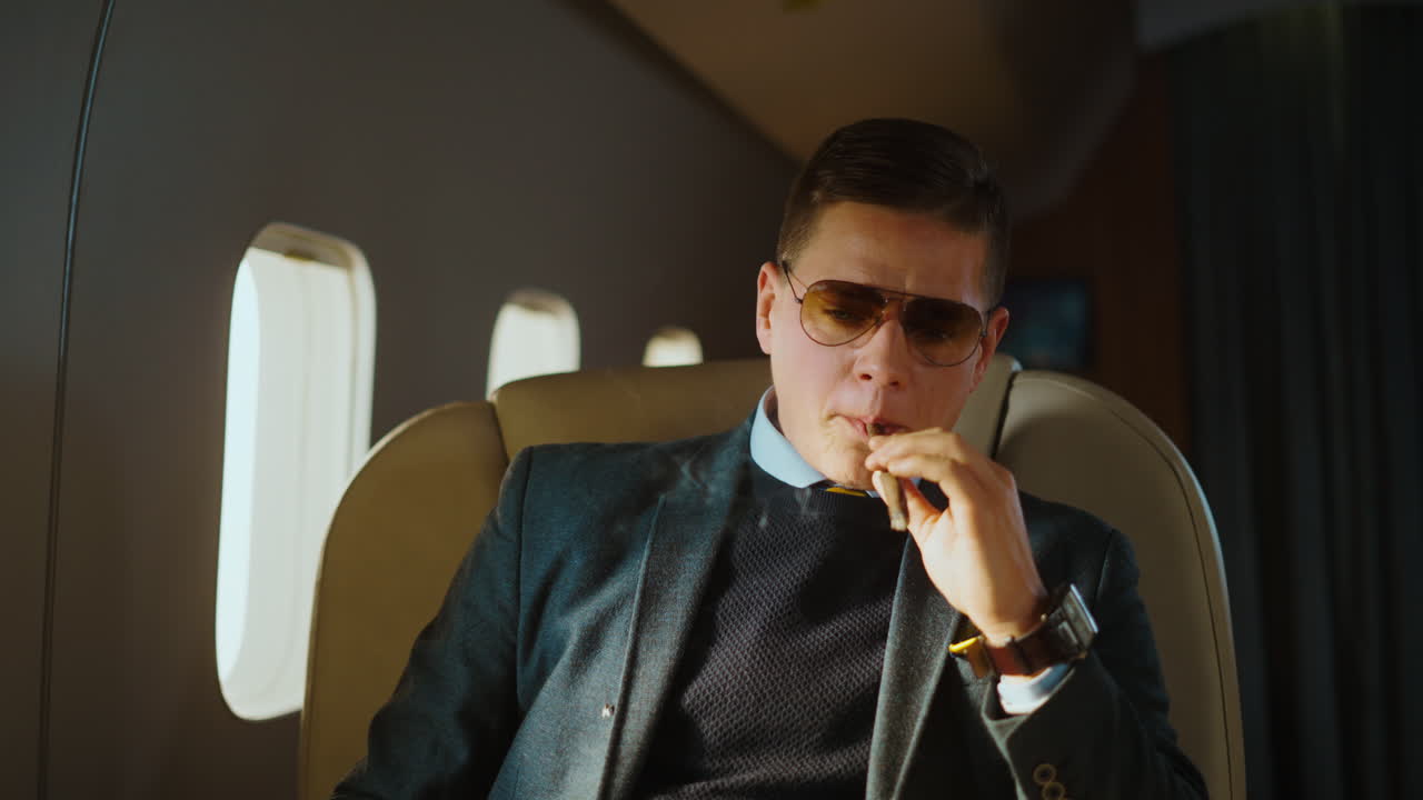 Uomo che fuma un sigaro su un jet privato