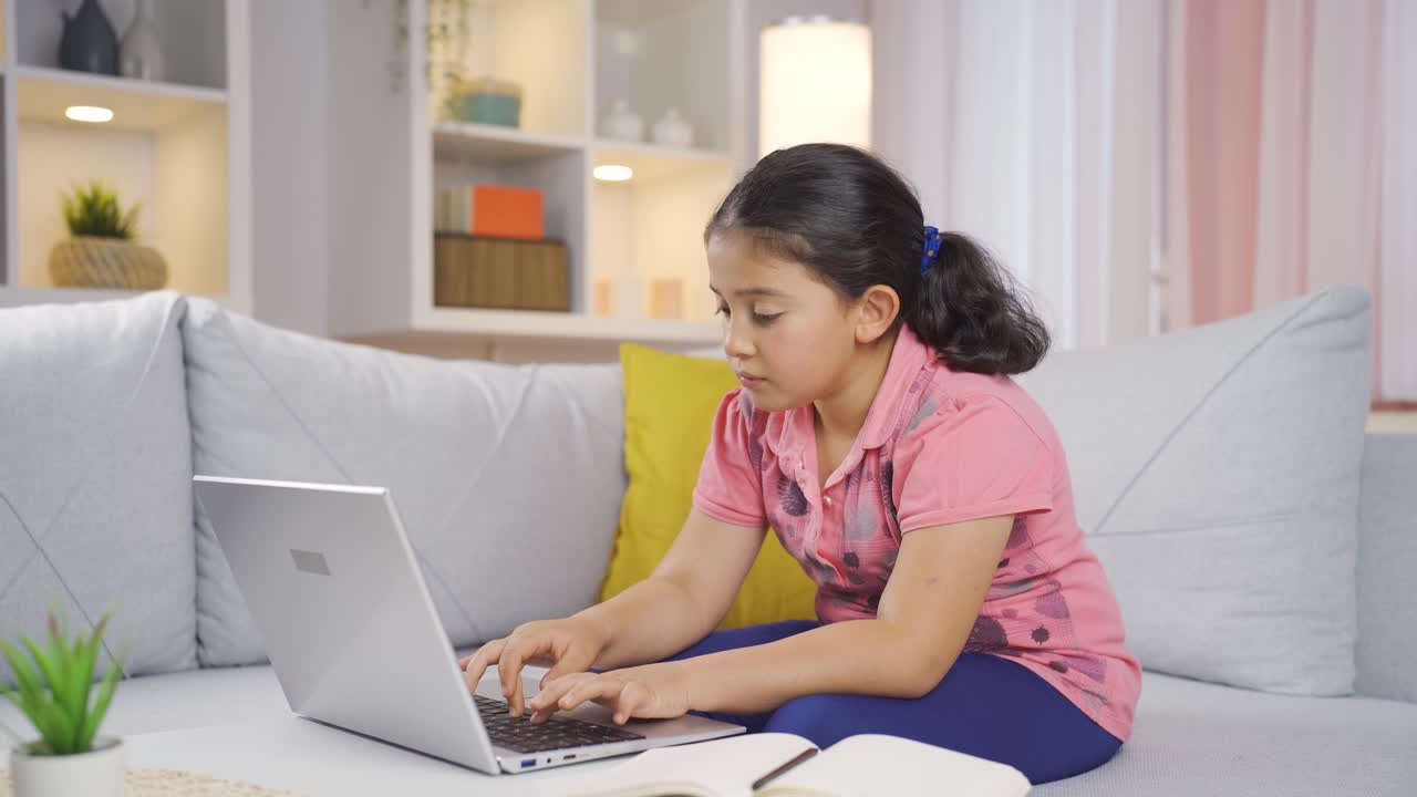 expresión negativa de una niña usando una computadora portátil.