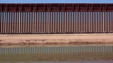 Ein-Nebenfluss-Des-Colorado-River-Fließt-Entlang-Der-Grenzmauer-Zwischen-Den-USA-Und-Mexiko-2