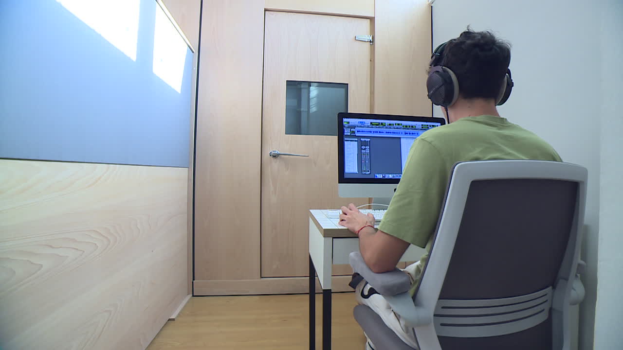 ingeniero de sonido que trabaja en un estudio de grabación