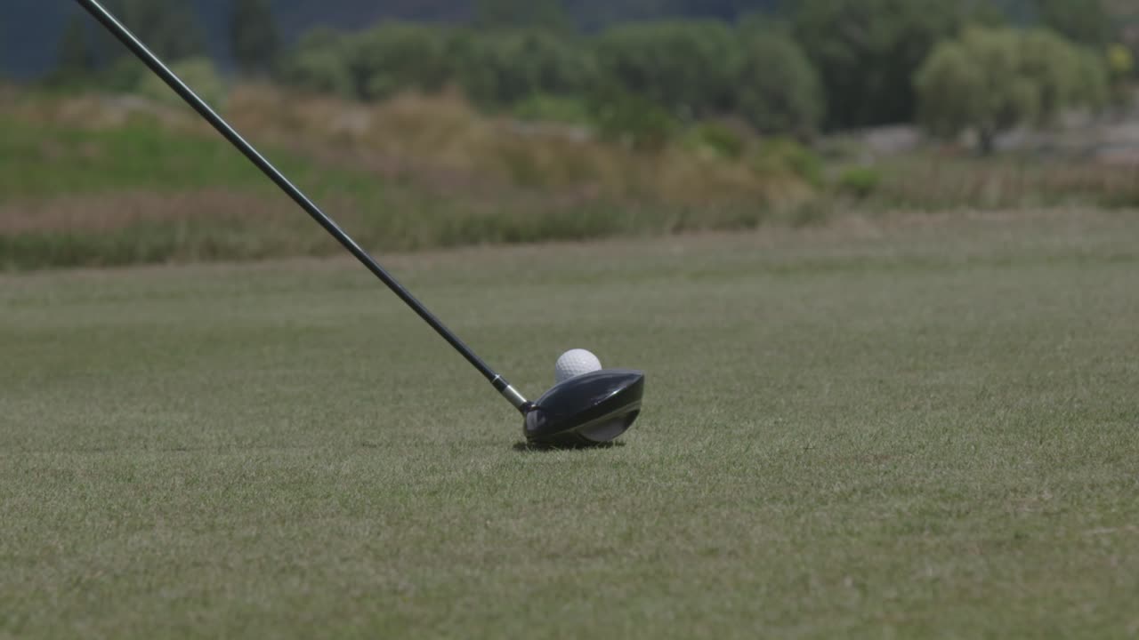 Colpire una palla da golf. Primo piano. Movimento lento