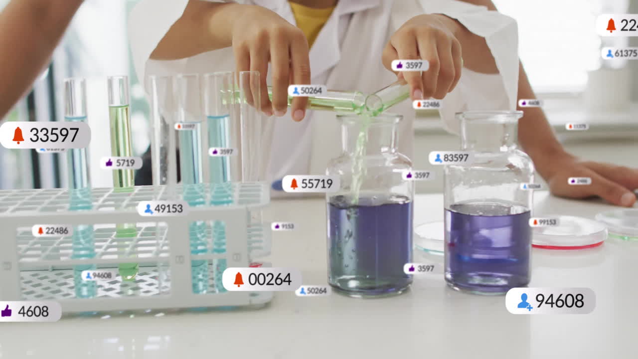 vertiendo líquido en un vaso, científico con animación de procesamiento de datos sobre escena de laboratorio