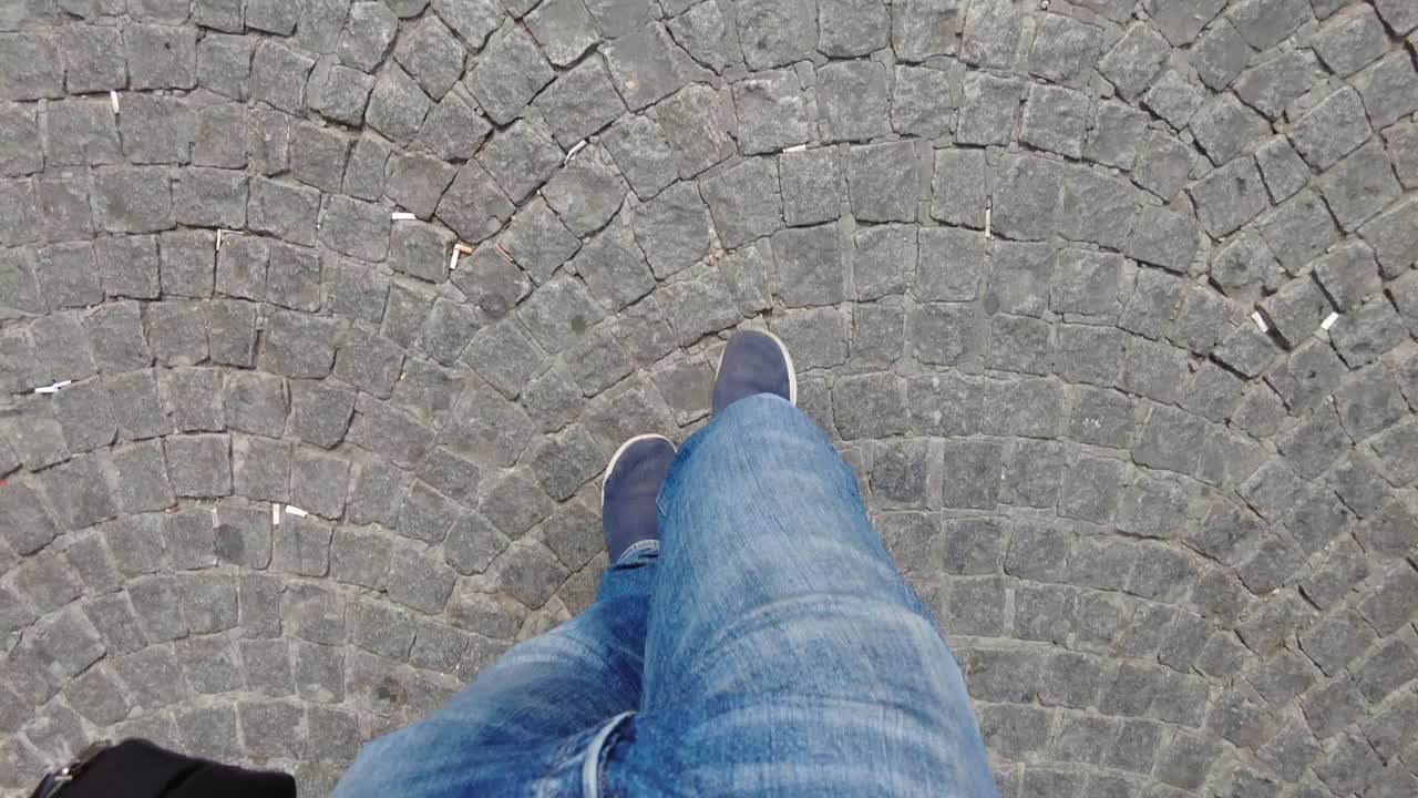 persona caminando por una calle de adoquines