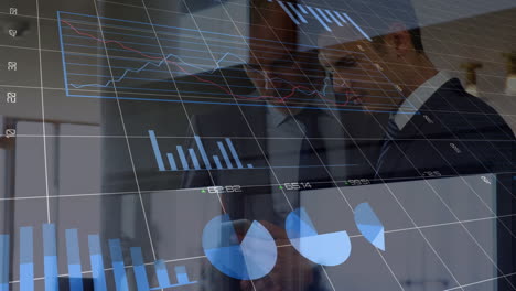 animación de estadísticas, procesamiento de datos financieros sobre empresario caucásico que utiliza una tableta