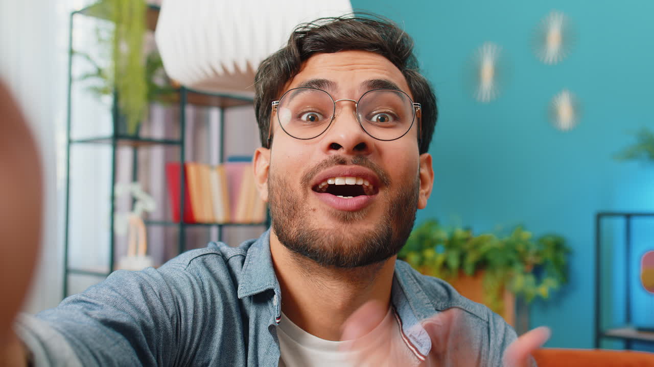 pov view man 블로거가 스마트폰으로 셀카를 찍고 비디오 통화 온라인 대화 기록 이야기