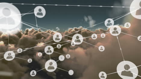 animación de la red de conexiones con iconos sobre nubes