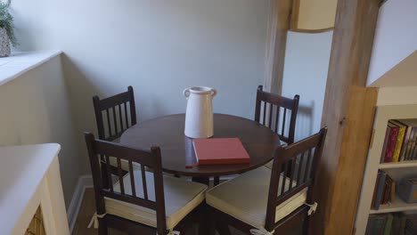 mesa y sillas de madera en la sala delantera