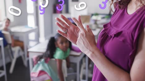 animación de números moviéndose sobre una feliz maestra biracial explicando a una clase escolar diversa