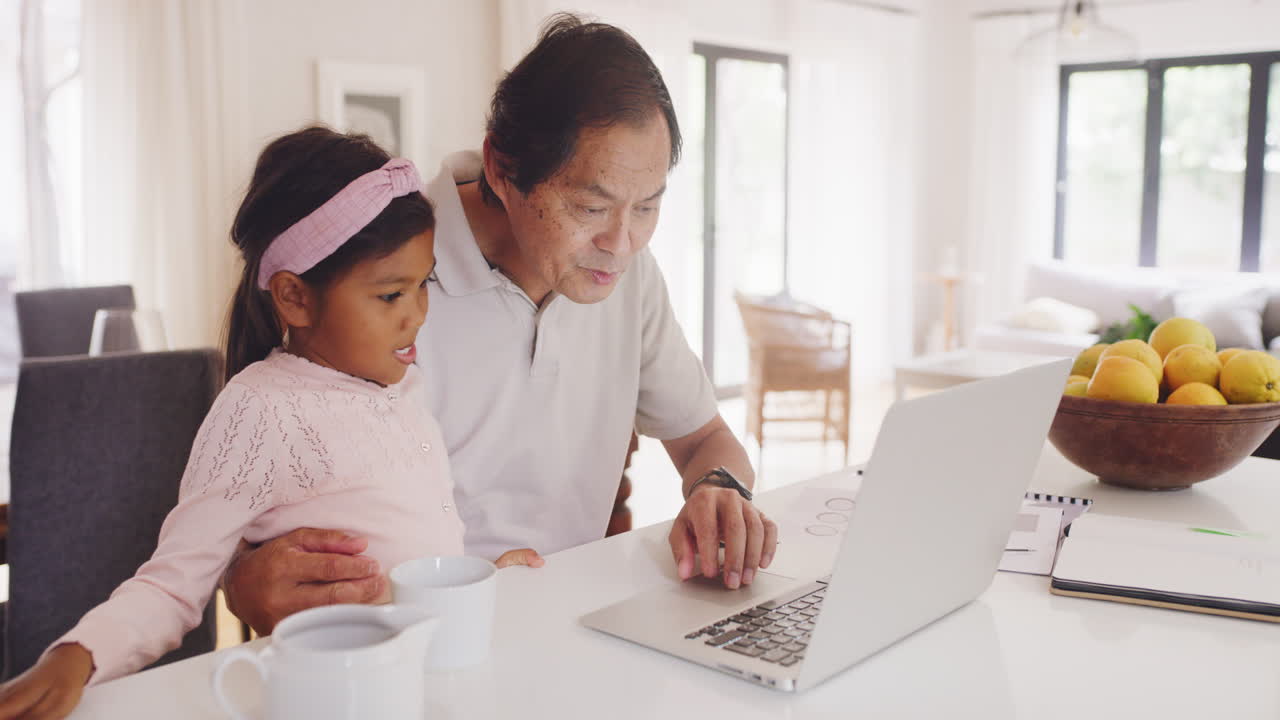 할아버지 와 손녀 가 가족 과 함께 시간 을 보내고 있다