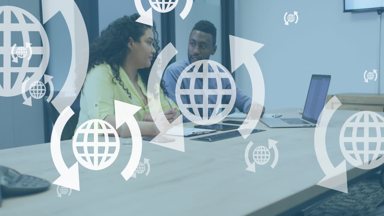 animación de iconos del globo en flechas sobre diversos compañeros de trabajo discutiendo informes en la computadora portátil en la oficina