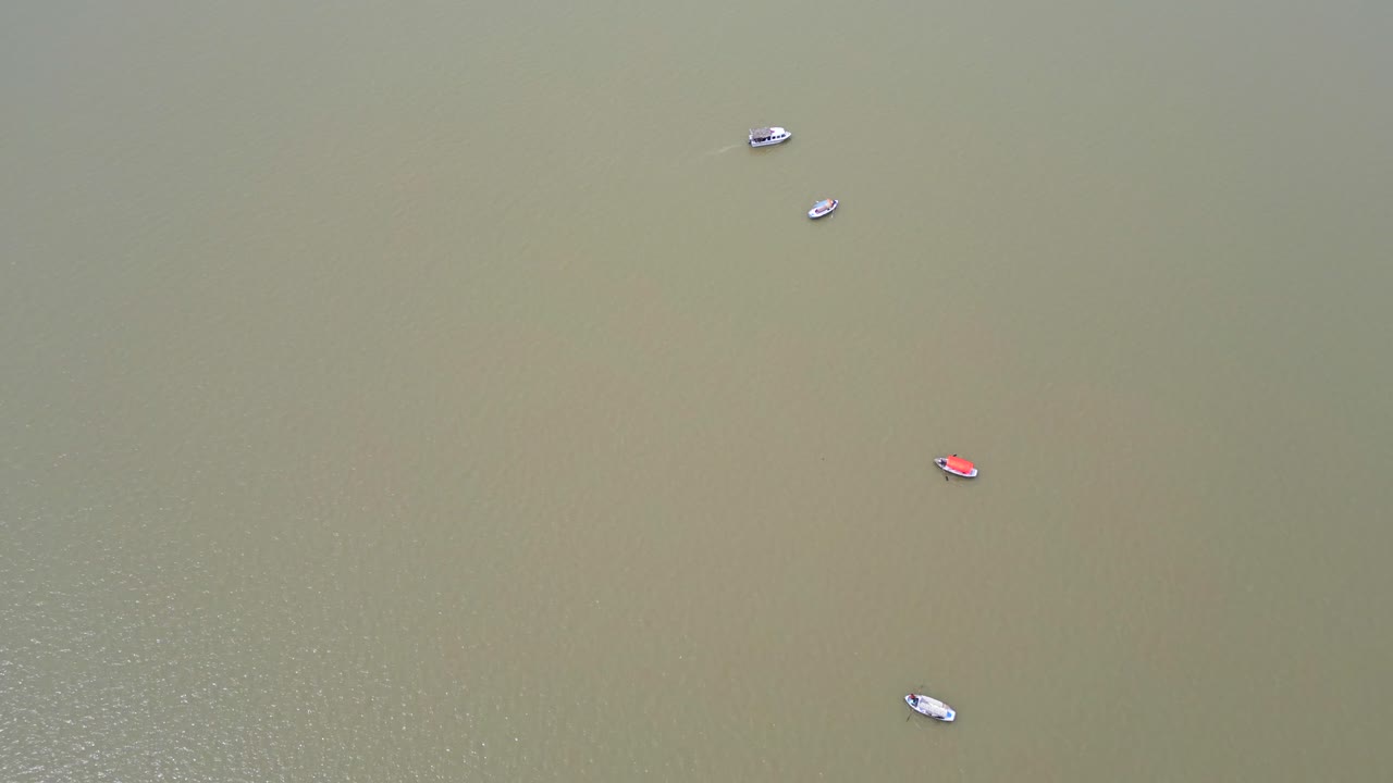 vista aérea de un barco en el río
